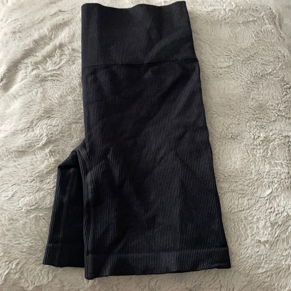 Aritzia TNA Ribbed Biker Shorts Black - Womens M - Picture 1 of 4